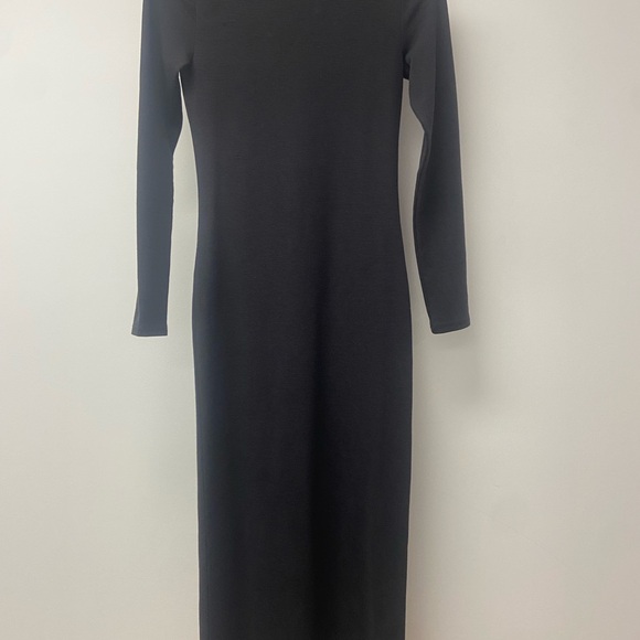 Aritzia Dresses & Skirts - Aritzia Classic Black Long Sleeve Dress